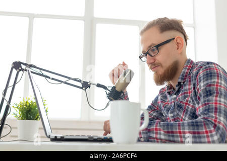 Blogger, Streamer und Personen Konzept - Lustige junge Mann DJ Arbeiten am Radio Stockfoto