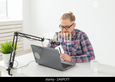 Blogger, Streamer und Personen Konzept - Lustige junge Mann DJ Arbeiten am Radio Stockfoto