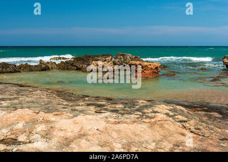 Die Farben und die Atmosphäre der Apulien Meer. Italien. Stockfoto