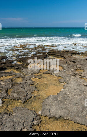 Die Farben und die Atmosphäre der Apulien Meer. Italien. Stockfoto