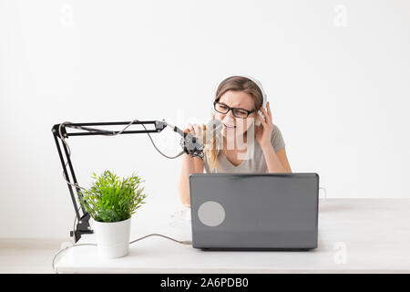 Radio, DJ, Blogging und Personen Konzept - Lächelnde Frau vor dem Mikrofon sitzen, Host am Radio Stockfoto