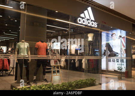 ADIDAS in China: Shop Fassade während eines speziellen Verkauf, dieser berühmten deutschen Marke macht populäre Sport Kleidung, China vom 17. Juni 2019 Stockfoto