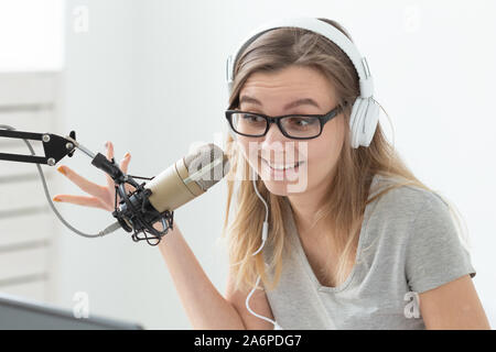 Radio, Blogging, Podcasting Begriff - close-up der jungen Frau die Arbeit als Dj im Radio. Stockfoto