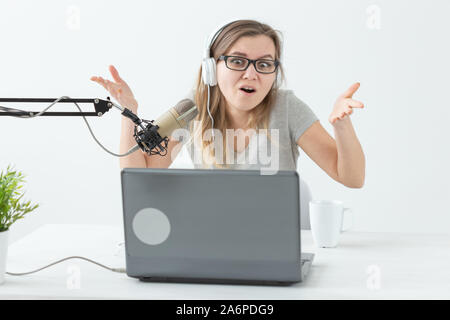 Blogger, Streamer und Rundfunk Konzept - junge Frau DJ Arbeiten am Radio. Stockfoto