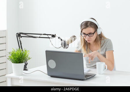 Radio, dj, Blogger und Personen Konzept - junge Frau presenter Arbeiten am Radio Studio und Sprechen über das Mikrofon Stockfoto