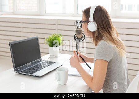 Radio, dj, Blogger und Personen Konzept - junge Frau presenter Arbeiten am Radio Studio und Sprechen über das Mikrofon Stockfoto