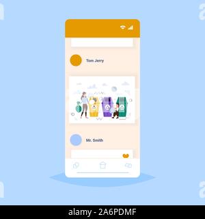 Mutter mit Kind putting Müllsäcke in verschiedenen Arten von Recycling bins Sortierung Abfall management Reinigung Service Konzept der Bildschirm des Smartphones online mobile App Skizze voller Länge Vektor Illustration trennen Stock Vektor