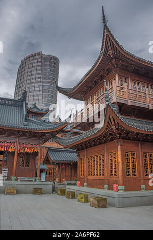 Editorial: Shanghai, China, April 16, 2019 - Der klassische Jade Buddha Tempel mit modernen Wolkenkratzer in Shanghai Stockfoto