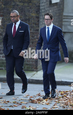 Die ERNEUTE ÜBERTRAGUNG ZUR ÄNDERUNG DER BESCHRIFTUNG der Konservativen Partei Vorsitzender James geschickt kommt in Downing Street, London. Stockfoto