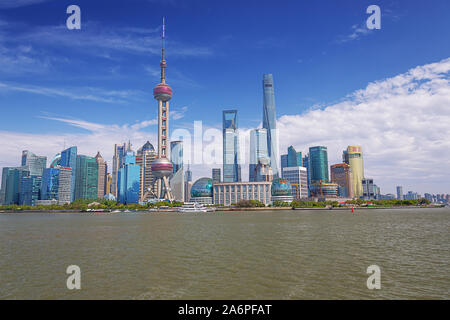 Editorial: Shanghai, China, April 16, 2019 - Blick auf Pudong mit dem Fluss Huangpu vom Bund in Shanghai. Stockfoto