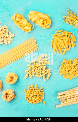 Italienische Pasta Vielfalt, flach Banner, Overhead shot auf einem blauen Hintergrund Stockfoto