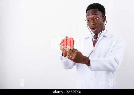 Junge schöne afrikanischer Mann Arzt Brillen tragen gegen whi Stockfoto