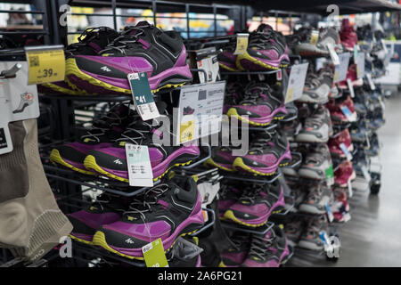 Sport Schuhe innen Decathlon, Sportgeräte und Kleidung Shop in Dalian, China 11/6/19. Stockfoto
