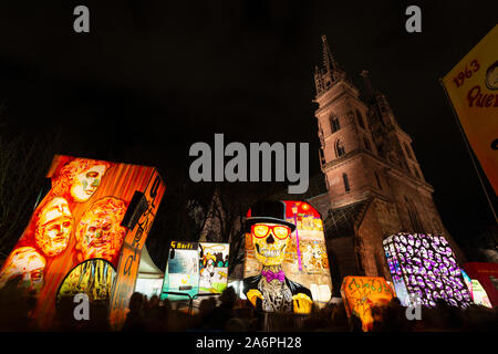 Münsterplatz, Basel, Schweiz - März 12., 2019. Mehrere handbemalte farbenfrohe beleuchtete Karneval Laternen auf dem Domplatz angezeigt Stockfoto