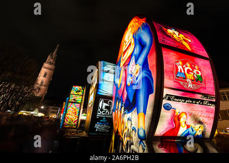 Münsterplatz, Basel, Schweiz - März 12., 2019. Mehrere handbemalte farbenfrohe beleuchtete Karneval Laternen auf dem Domplatz angezeigt Stockfoto