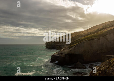 Tunnel Strand - südwestlich der Innenstadt von Dunedin. Tunnel Strand Meer - geschnitzte Sandstein Klippen, Felsen und Höhlen. Neuseeland, Südinsel Stockfoto