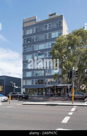 Ein Apartmentturm im internationalen Stil der Nachkriegszeit mit Café- und Einzelhandelsflächen im Erdgeschoss an der Oxford Street in Paddington, Sydney, Australien Stockfoto