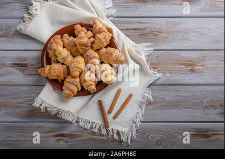 Hausgemachte Plätzchenteig aus Bagels auf einer Leinwand Serviette auf einem Holz- Hintergrund. Nächste Stöcke zu Zimt Stockfoto