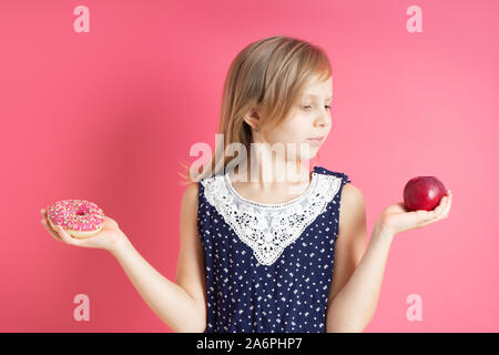 Ein Bild von einer Frau die Wahl zwischen Apple und Donut Stockfoto