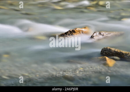 Alpine Mountain River mit wilden Strömungen und schönen natürlichen Felsen. Fotos mit langer Belichtungszeit, die Erfassung der Bewegung. Outdoor Aktivitäten Konzept. Stockfoto