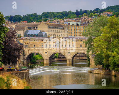 Pulteney Brücke über den Fluss Avon in Bath, England. Von 1774 abgeschlossen, von Robert Adam im palladianischen Stil gestaltet, hat es Geschäften in gebaut Stockfoto