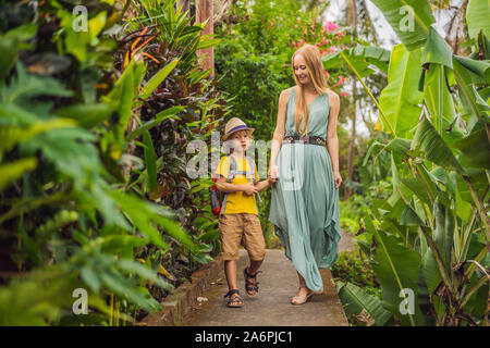 Mutter und Sohn Touristen in Bali Spaziergang entlang der schmalen gemütlichen Gassen von Ubud. Bali ist ein beliebtes Touristenziel. Reisen nach Bali Konzept. Reisen Stockfoto