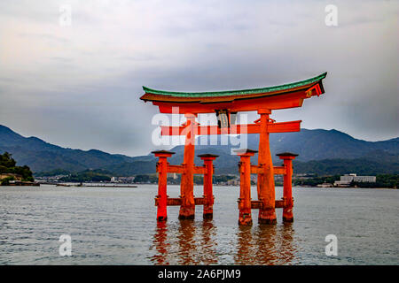 Die schwimmende torii Tor der Itsukushima Schrein im Meer vor der Insel Miyajima, Japan Stockfoto