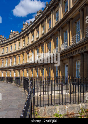 Der Circus ist eine historische Straße mit großen Stadthäusern in der Stadt Bath, die einen Kreis mit drei Eingängen bildet. Entworfen vom Architekten John Wood. Stockfoto