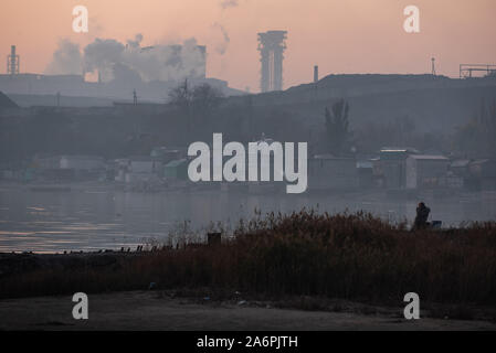 Mariupol, Ukraine. 24 Okt, 2019. Ansicht des Asowschen Stal Stahlwerk in Mariupol. Die zwei großen metallurgischen Anlagen in Mariupol basieren die Azovstal Eisen- und Stahlwerke und die iljitsch Eisen- und Stahlwerke Teil Метинвест Gruppe. Nach Angaben der ukrainischen Ökologie Bericht des Ministeriums im Jahr 2016 Iljitsch Anlage mehr als 1,7 Millionen Tonnen gefährlicher Emissionen in die Atmosphäre erzeugt und Asowschen Stal produziert 78.600 Tonnen atmosphärischer Schadstoffe und schüttete 1,4 Millionen Kubikmeter Abfall in das Asowsche Meer. Im Jahr 2018 des Ukrainischen Gesundheitsministeriums warnte die öffentlichkeit Schwimmen an einem der Strände zu vermeiden. Stockfoto