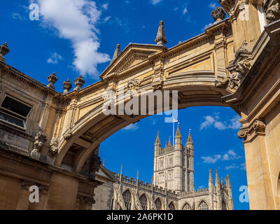 Die Abtei von Bath, von York Street Bogen gesehen. Badewanne, Somerset, England. Stockfoto