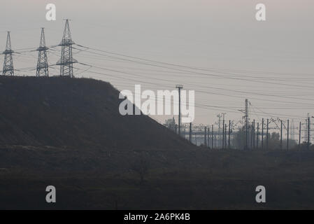 Mariupol, Ukraine. 24 Okt, 2019. Ansicht eines Garbage Berg am Asowschen Stal Stahlwerk entfernt. Die zwei großen metallurgischen Anlagen in Mariupol basieren die Azovstal Eisen- und Stahlwerke und die iljitsch Eisen- und Stahlwerke Teil Метинвест Gruppe. Nach Angaben der ukrainischen Ökologie Bericht des Ministeriums im Jahr 2016 Iljitsch Anlage mehr als 1,7 Millionen Tonnen gefährlicher Emissionen in die Atmosphäre erzeugt und Asowschen Stal produziert 78.600 Tonnen atmosphärischer Schadstoffe und schüttete 1,4 Millionen Kubikmeter Abfall in das Asowsche Meer. Im Jahr 2018 des Ukrainischen Gesundheitsministeriums warnte die öffentlichen Schwimmbad an einem zu vermeiden. Stockfoto