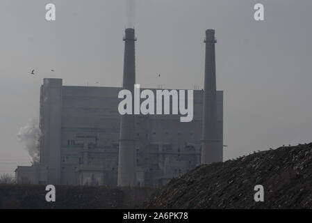 Mariupol, Ukraine. 24 Okt, 2019. Ansicht eines Garbage Berg am Asowschen Stal Stahlwerk entfernt. Die zwei großen metallurgischen Anlagen in Mariupol basieren die Azovstal Eisen- und Stahlwerke und die iljitsch Eisen- und Stahlwerke Teil Метинвест Gruppe. Nach Angaben der ukrainischen Ökologie Bericht des Ministeriums im Jahr 2016 Iljitsch Anlage mehr als 1,7 Millionen Tonnen gefährlicher Emissionen in die Atmosphäre erzeugt und Asowschen Stal produziert 78.600 Tonnen atmosphärischer Schadstoffe und schüttete 1,4 Millionen Kubikmeter Abfall in das Asowsche Meer. Im Jahr 2018 des Ukrainischen Gesundheitsministeriums warnte die öffentlichen Schwimmbad an einem zu vermeiden. Stockfoto