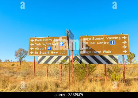 Uluru, Northern Territory, Australien - 25.August 2019: Uluru - Kata Tjuta National Park Richtung: Yulara, Ayers Rock Resort, Stuart Highway, Flughafen Stockfoto