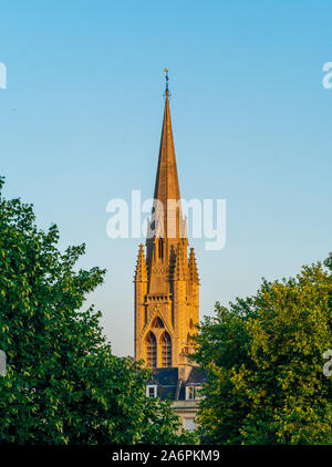 Turm von St. Johannes der Evangelist der Römisch-katholischen Kirche, South Parade im südöstlichen Abschnitt des Stadtzentrum von Bath, Somerset, UK. Stockfoto