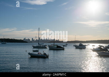 Sydney, NSW, Australia-Oct 20, 2019: Blick über die CBD Skyline und Boote von Watsons Bay, Australiens älteste Fischerdorf und ein beliebter Ort mit Stockfoto