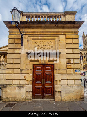 Römisches Bad Zeichen in Stein über dem Eingang geschnitzt, Badewanne, Somerset, UK. Stockfoto