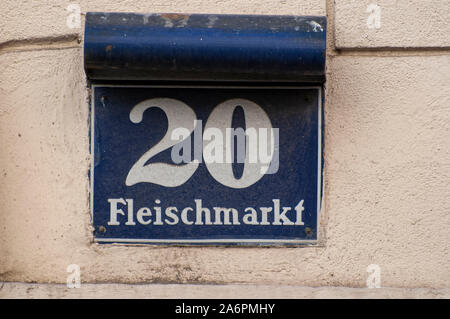 Blaue Adresstafel mit Haus Nr. 20 auf dem Fleischmarkt in Wien, Österreich, auf einer strukturierten Gebäudefassade Stockfoto