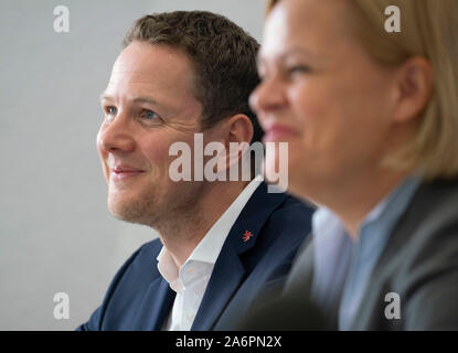 Wiesbaden, Deutschland. 28 Okt, 2019. Christoph Degen (l) und Nancy Faeser (r), der bildungspolitische Sprecher der hessischen SPD und der designierte SPD-Vorsitzende, sind auf dem Podium bei einer Pressekonferenz im Landtag. Die SPD Hessen präsentiert Degen als Personal Vorschlag für das Amt des Generalsekretärs. Die Wahl findet am 02.11.2019 in der Parteitag in Baunatal. Foto: Frank Rumpenhorst/dpa/Alamy leben Nachrichten Stockfoto