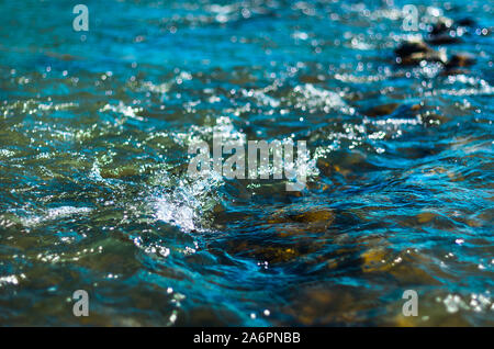 Wildwasser, Spritzer der Fluß über die Felsen mit einem hohen Strom. Stockfoto