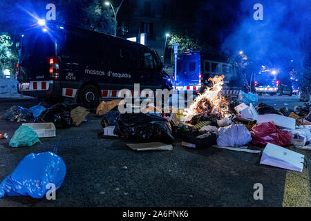 Barcelona, Spanien. 26 Okt, 2019. Müll von der katalanischen Unabhängigkeit Demonstranten in der Nähe des Hauptsitz des spanischen Nationalen Polizei in Barcelona, Spanien, am 26. Oktober, 2019. Credit: Joan Gosa/Xinhua/Alamy leben Nachrichten Stockfoto