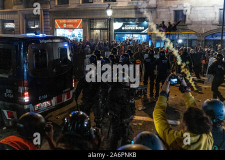 Barcelona, Spanien. 26 Okt, 2019. Katalanische Unabhängigkeit Demonstranten Rally in der Nähe der Zentrale des spanischen Nationalen Polizei in Barcelona, Spanien, am Okt. 26, 2019. Credit: Joan Gosa/Xinhua/Alamy leben Nachrichten Stockfoto