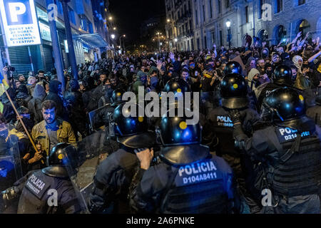 Barcelona, Spanien. 26 Okt, 2019. Katalanische Unabhängigkeit Demonstranten Rally in der Nähe der Zentrale des spanischen Nationalen Polizei in Barcelona, Spanien, am Okt. 26, 2019. Credit: Joan Gosa/Xinhua/Alamy leben Nachrichten Stockfoto