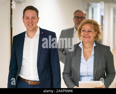 Wiesbaden, Deutschland. 28 Okt, 2019. Christoph Degen (l) und Nancy Faeser (r), der bildungspolitische Sprecher der hessischen SPD und der designierte Landesvorsitzende, sind auf dem Weg zu einer Pressekonferenz im Landtag. Die SPD Hessen präsentiert Degen als Personal Vorschlag für das Amt des Generalsekretärs. Die Wahl findet am 02.11.2019 in der Parteitag in Baunatal. Foto: Frank Rumpenhorst/dpa/Alamy leben Nachrichten Stockfoto