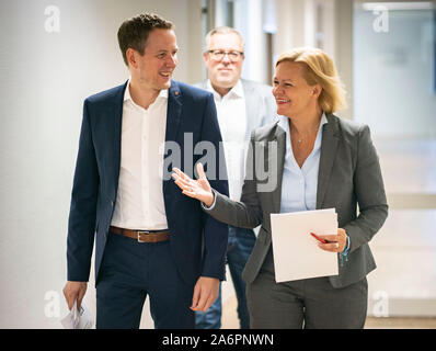 Wiesbaden, Deutschland. 28 Okt, 2019. Christoph Degen (l) und Nancy Faeser (r), der bildungspolitische Sprecher der hessischen SPD und der designierte Landesvorsitzende, sind auf dem Weg zu einer Pressekonferenz im Landtag. Die SPD Hessen präsentiert Degen als Personal Vorschlag für das Amt des Generalsekretärs. Die Wahl findet am 02.11.2019 in der Parteitag in Baunatal. Foto: Frank Rumpenhorst/dpa/Alamy leben Nachrichten Stockfoto