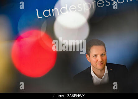 Wiesbaden, Deutschland. 28 Okt, 2019. Christoph Degen, der bildungspolitische Sprecher der hessischen SPD, werden auf dem Podium bei einer Pressekonferenz im Landtag sitzen. Die SPD Hessen präsentiert Degen als Personal Vorschlag für das Amt des Generalsekretärs. Die Wahl findet am 02.11.2019 in der Parteitag in Baunatal. Foto: Frank Rumpenhorst/dpa/Alamy leben Nachrichten Stockfoto