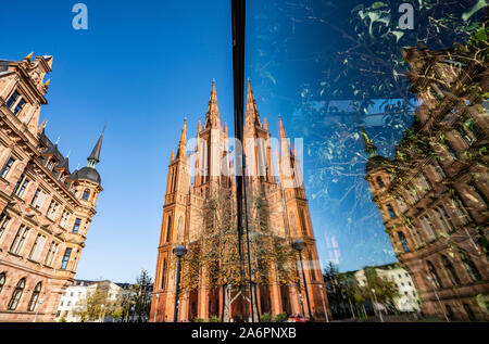 Wiesbaden, Deutschland. 28 Okt, 2019. Der Markt Kirche (M) und das Rathaus der Stadt (l) sind am Morgen vor einem tiefblauen Himmel in einem Fensterbereich (r) wider. Foto: Frank Rumpenhorst/dpa/Alamy leben Nachrichten Stockfoto