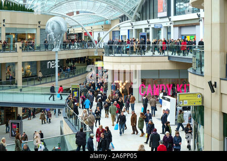 Käufer in der Trinity Shopping Center, Leeds, Großbritannien, am ersten Tag Stockfoto