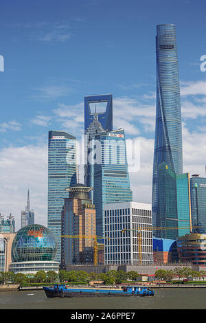 Editorial: Shanghai, China, April 16, 2019 - Blick auf einige Wolkenkratzer in Pudong in Shanghai. Stockfoto