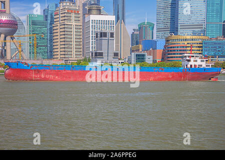 Editorial: Shanghai, China, April 16, 2019 - Nahaufnahme von einem Handelsschiff auf dem Fluss Huangpu in Shanghai. Stockfoto