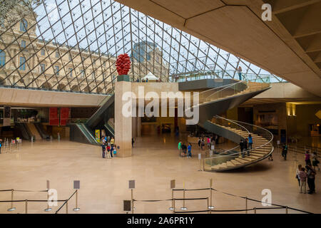 Große Übersicht über die u-Lobby des Louvre in Paris in der Pyramide mit einer beeindruckenden Wendeltreppe. Stockfoto